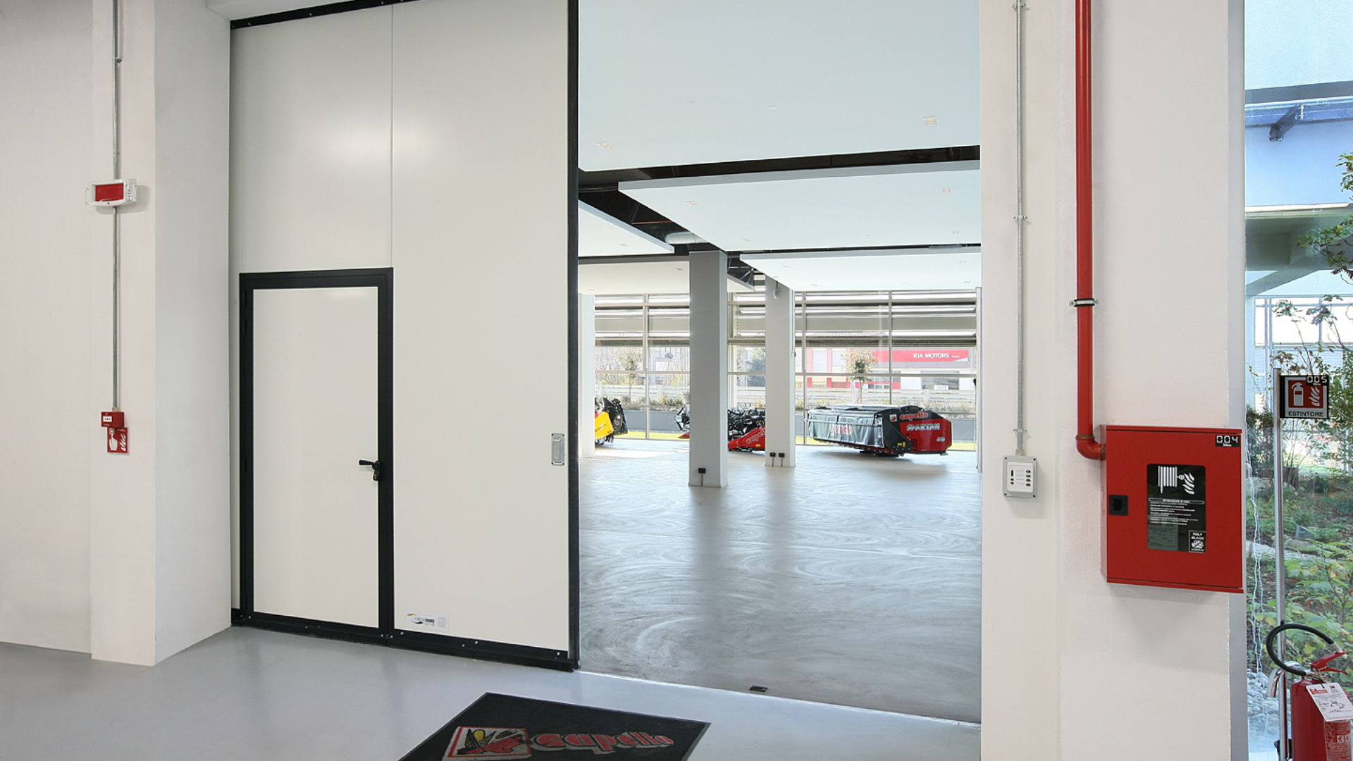 Portone industriale coibentato Iridium Doors installato a Cuneo, con guarnizioni ermetiche e finitura RAL personalizzata.