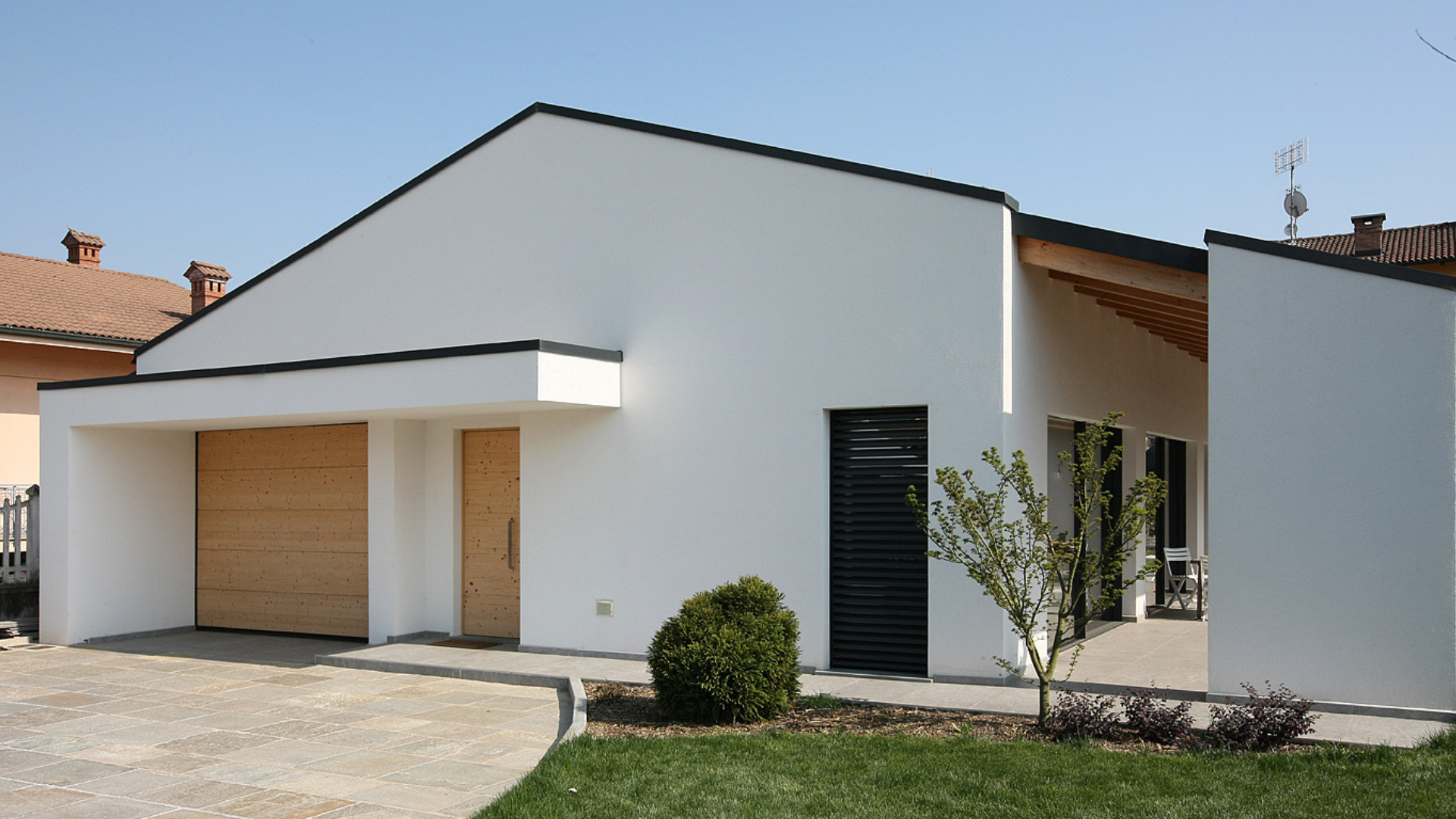 SCORPIO è il portone sezionale residenziale firmato IRIDIUM DOORS, progettato per offrire sicurezza, comfort ed estetica.