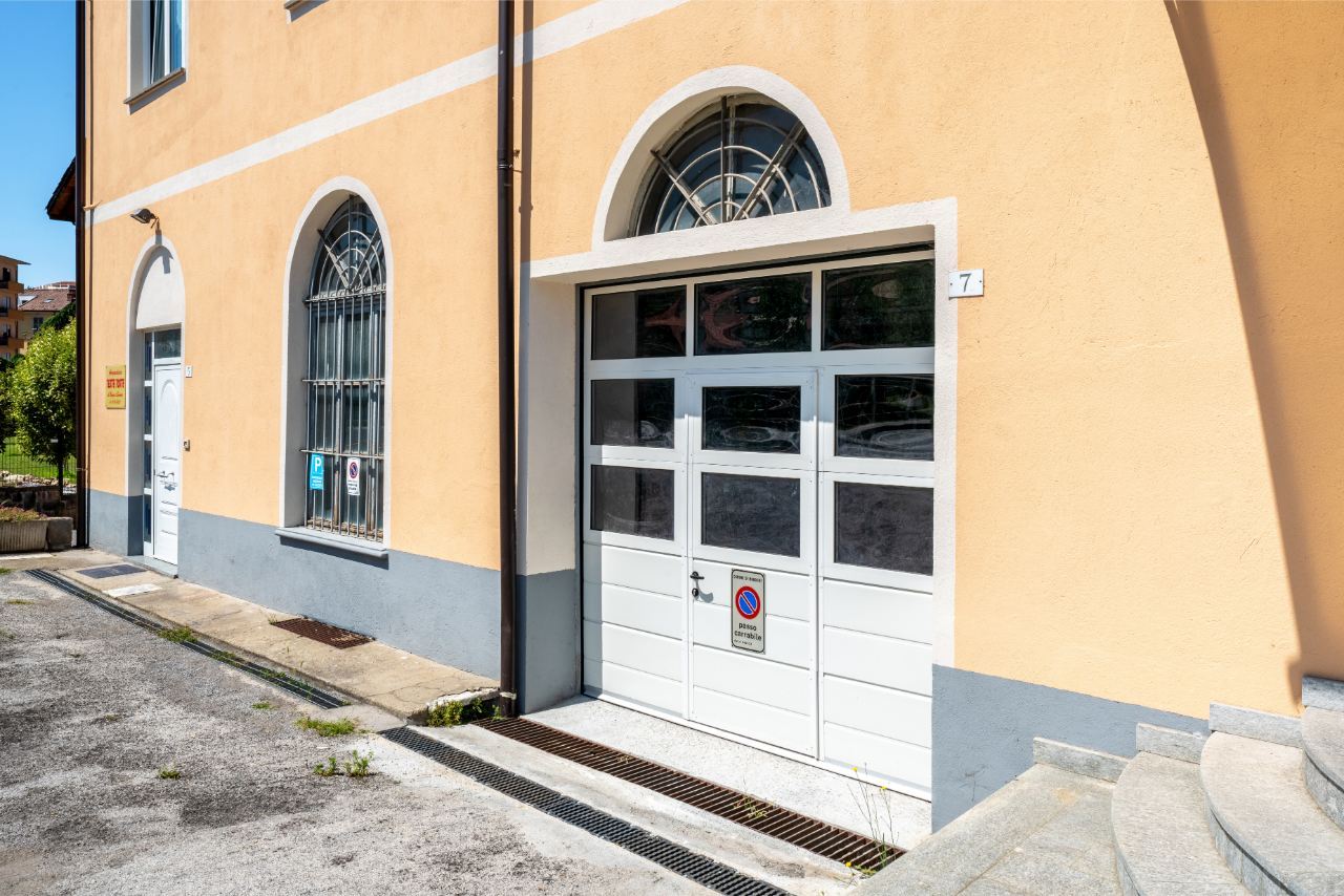 Iridium Doors sezionale con portina e pannelli vetrati