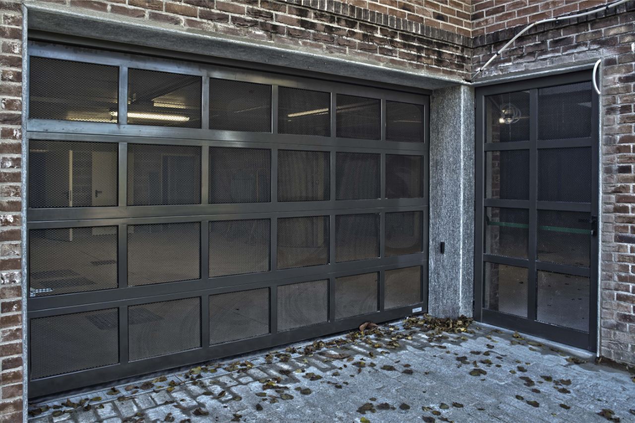 Iridium Doors Portone sezionale grigliato 149