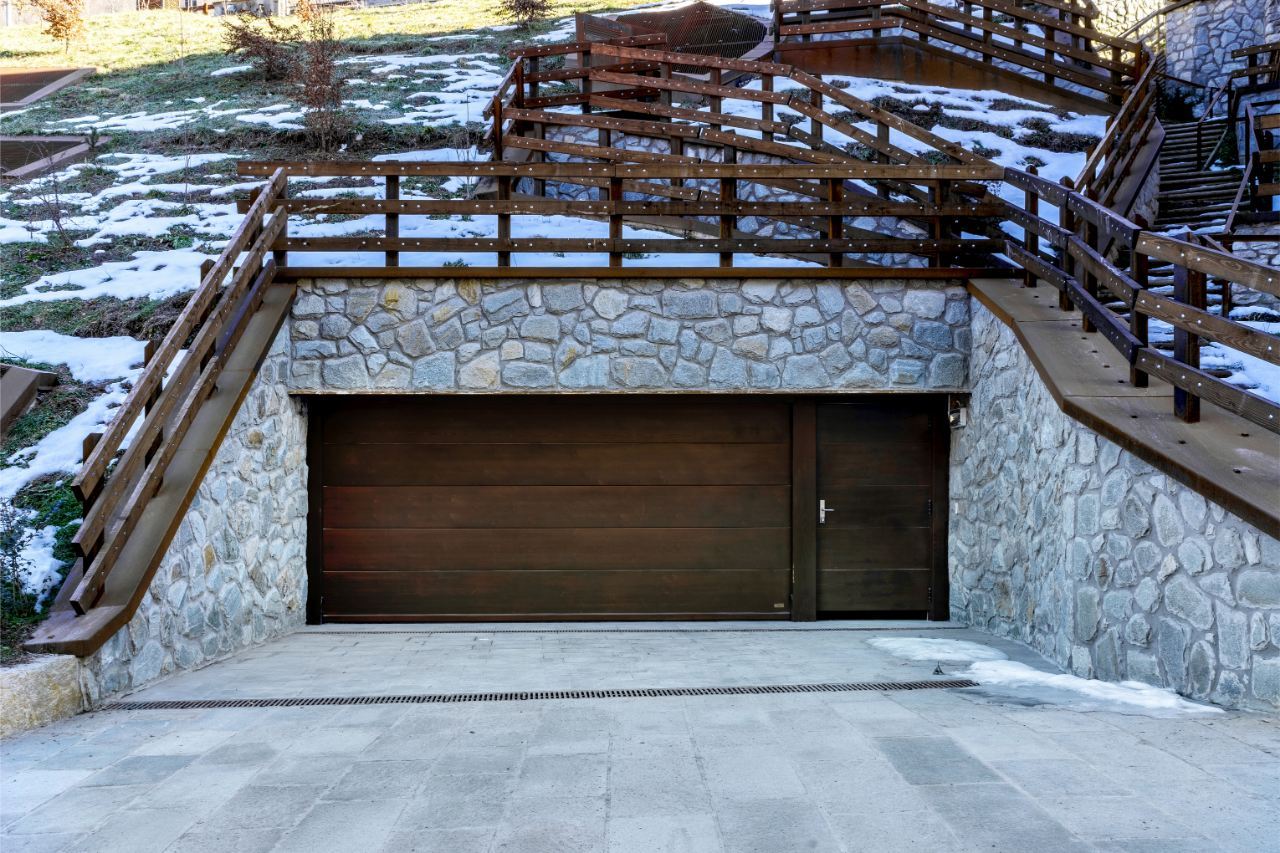 Iridium Doors portoni sezionali condominio montagna fronte 129
