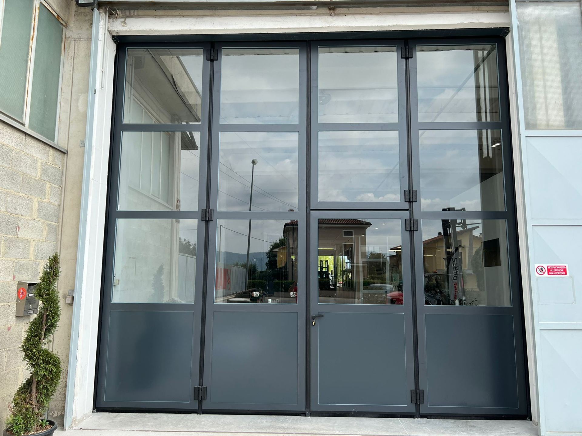 Iridium Doors Gallery Portoni A Libro vetrato con portina pedonale  4