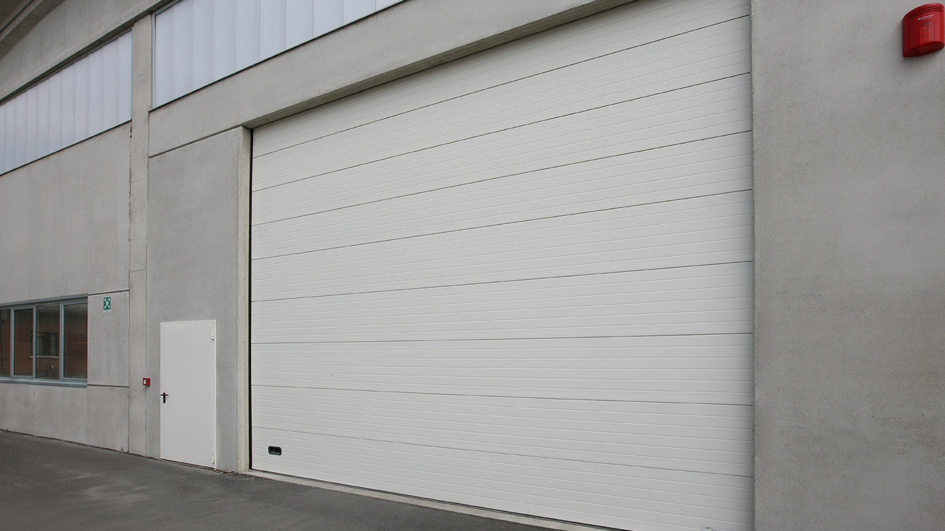 IRIDIUM DOORS fornisce ricambi rapidi per portoni industriali e residenziali, anche non di propria produzione. Preventivi in giornata e spedizione già dal giorno successivo.