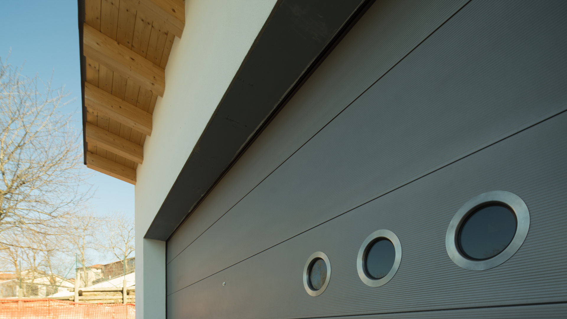 Portone sezionale ALAMA per garage condominiali | IRIDIUM DOORS