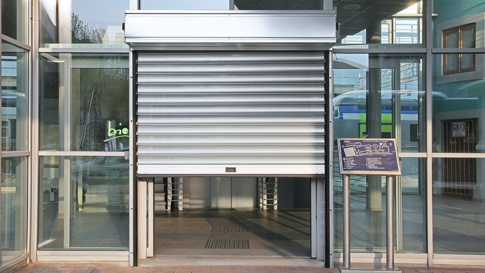 Alla Stazione Ferroviaria di Fossano Iridium Doors ha realizzato l’installazione di 5 serrande elettriche in acciaio zincato microforato, pensate per garantire sicurezza e controllo degli accessi 