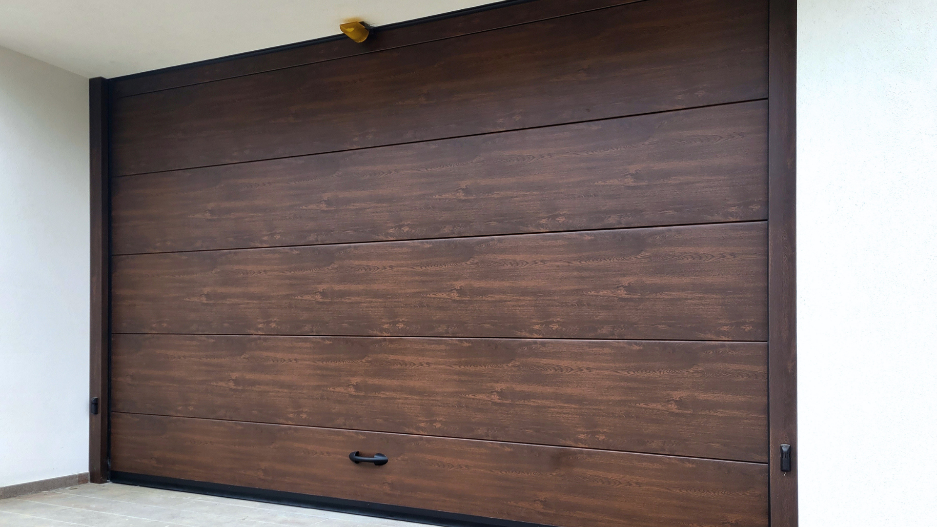 l portone sezionale garage Scorpio di Iridium Doors offre un’ampia possibilità di personalizzazione grazie a pannelli, finiture, colori e accessori su misura, per valorizzare ogni abitazione con stile